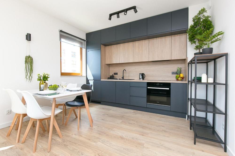Апартаменты Apartament Black Zajezdnia Wrzeszcz Гданьск Экстерьер фото